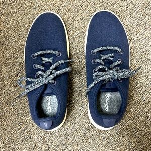 All birds. Navy blue shoe. Never worn. Super comfortable! Size 7
